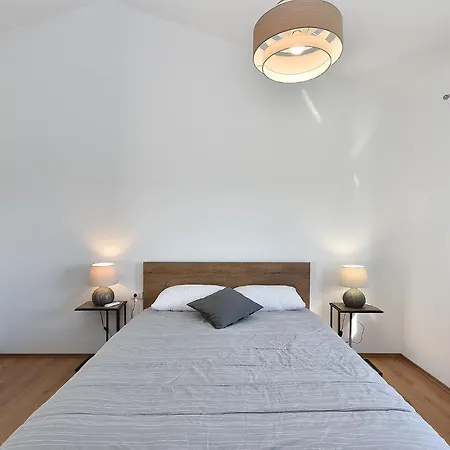 Tamara 2044 Villa Pula