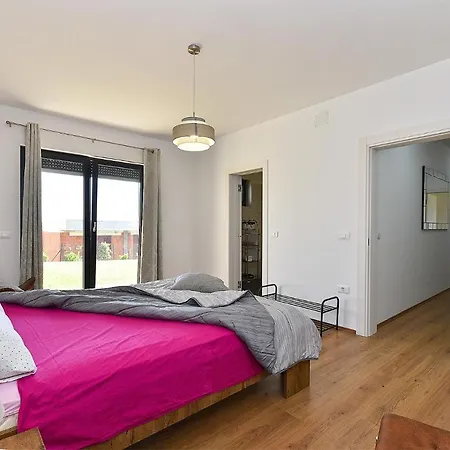 Tamara 2044 Villa Pola