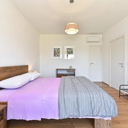 Tamara 2044 Villa Pola