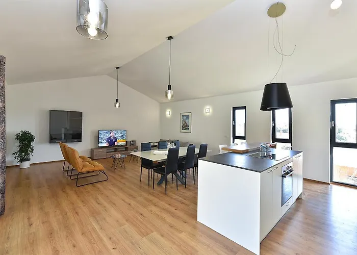 Tamara 2044 * Πούλα