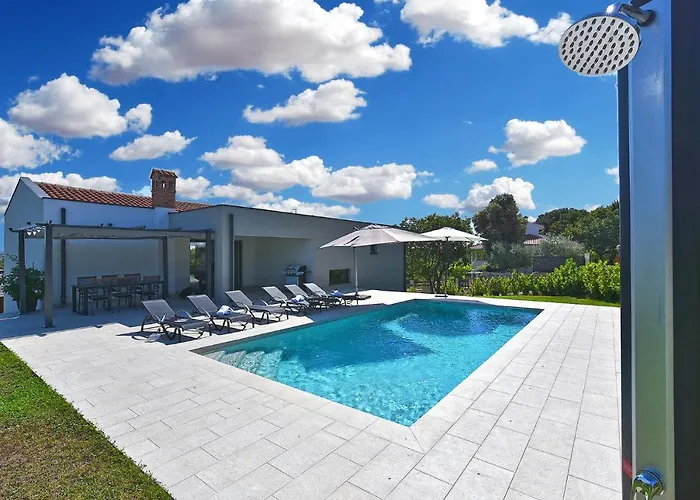 Tamara 2044 Βίλα Πούλα