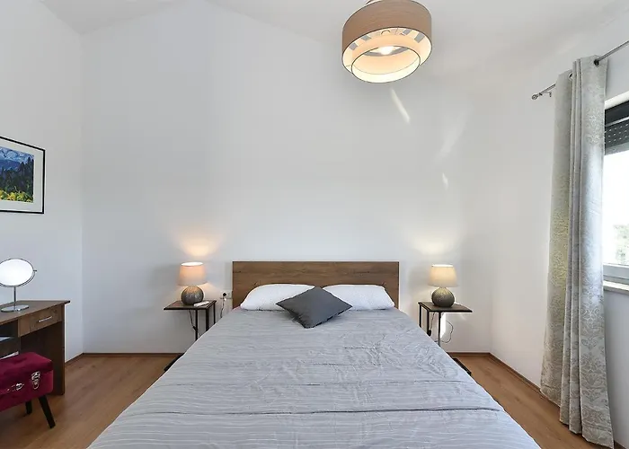 Tamara 2044 Βίλα Πούλα